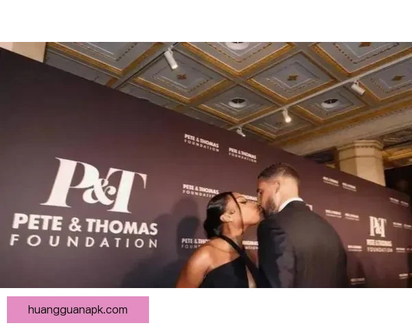 克莱汤普森女友梅根斯塔莉安演出时突感不适紧急送医引关注